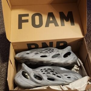 adidas YZY Foam RNR in Gray